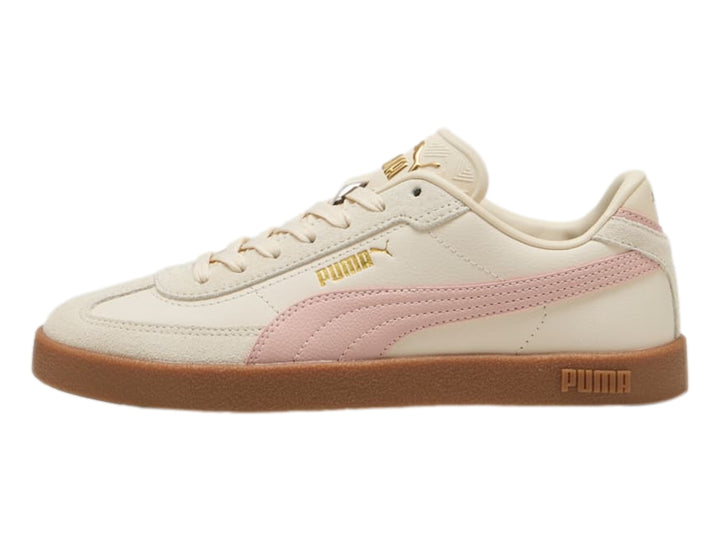 Tenis PUMA Club II Era en color blanco hueso con franja rosa y suela de goma café.