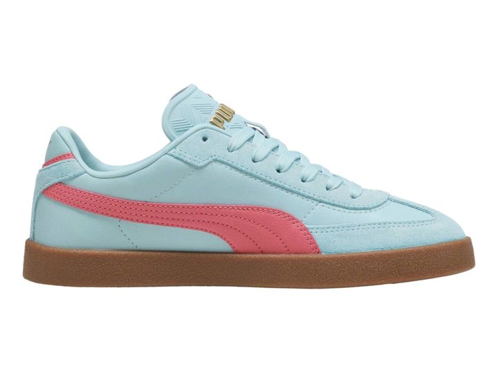 Tenis PUMA color azul claro con franja rosa y suela de goma marrón.
