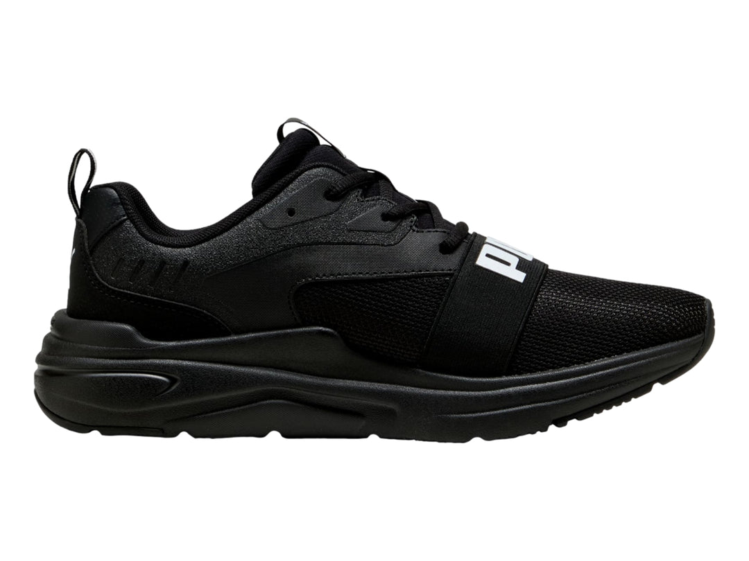Tenis deportivos PUMA color negro con suela gruesa y logotipo blanco.