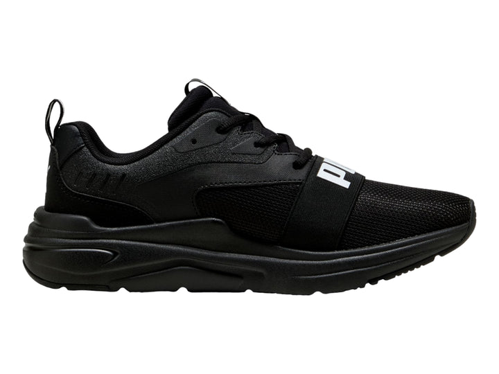 Tenis deportivos PUMA color negro con suela gruesa y logotipo blanco.