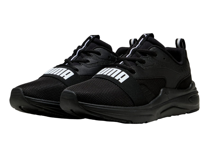 Tenis deportivos PUMA color negro con suela gruesa y logotipo blanco.