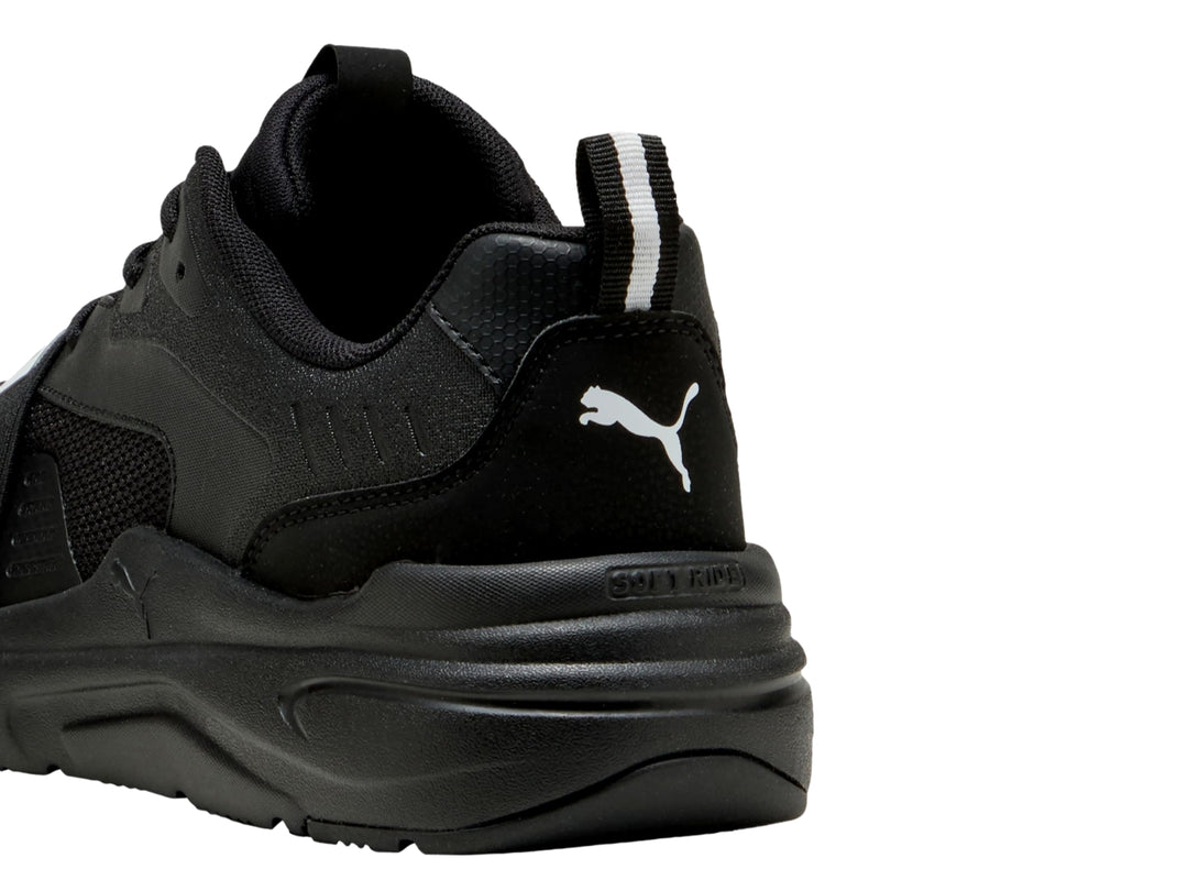 Tenis deportivos PUMA color negro con suela gruesa y logotipo blanco.
