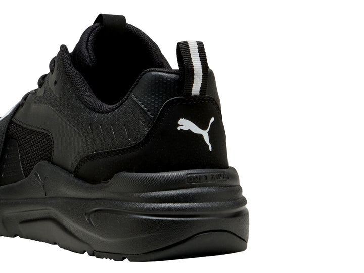 Tenis deportivos PUMA color negro con suela gruesa y logotipo blanco.