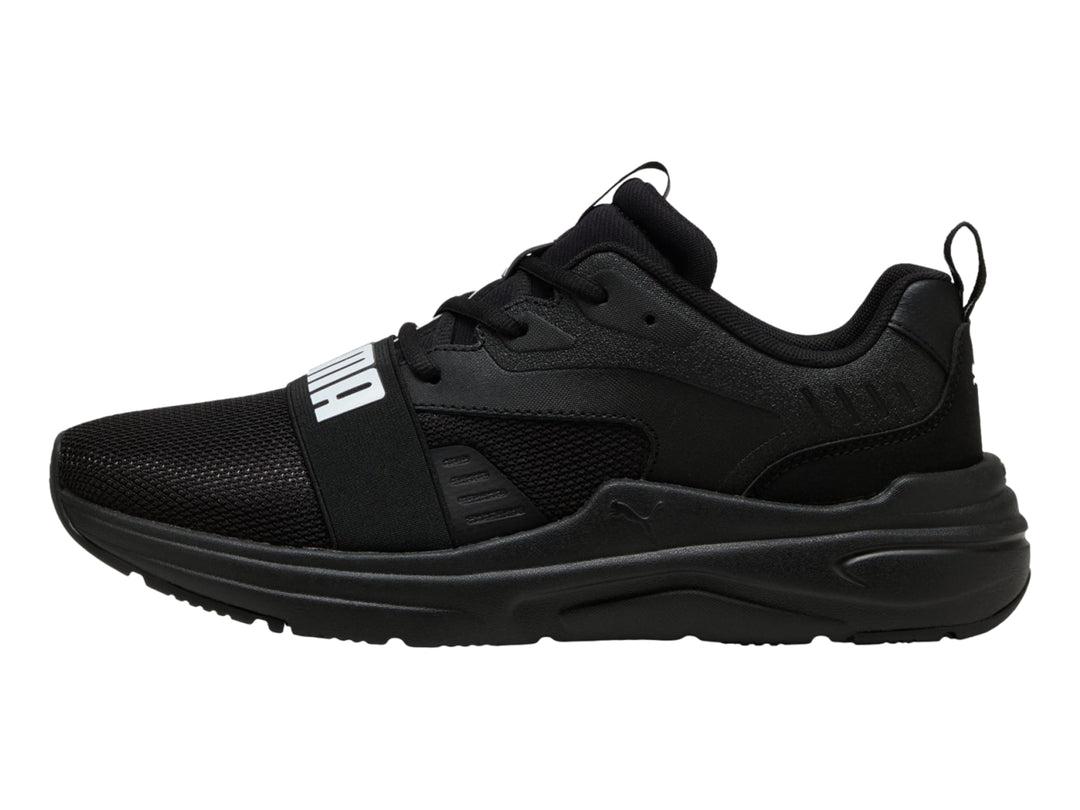 Tenis deportivos PUMA color negro con suela gruesa y logotipo blanco.