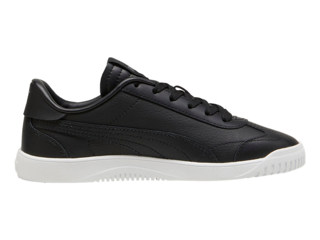 Tenis PUMA Club 5v5 JR en color negro con suela blanca para niño.
