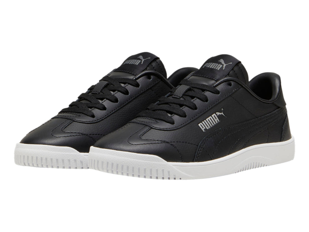Tenis PUMA Club 5v5 JR en color negro con suela blanca para niño.