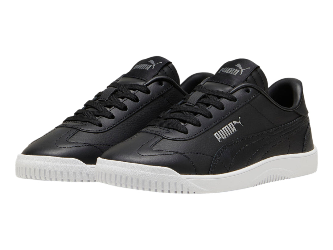 Tenis PUMA Club 5v5 JR en color negro con suela blanca para niño.