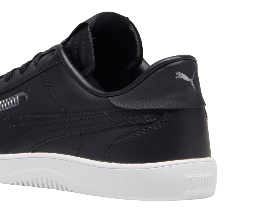 Tenis PUMA Club 5v5 JR en color negro con suela blanca para niño.