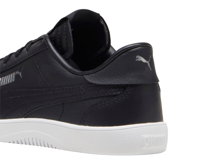 Tenis PUMA Club 5v5 JR en color negro con suela blanca para niño.