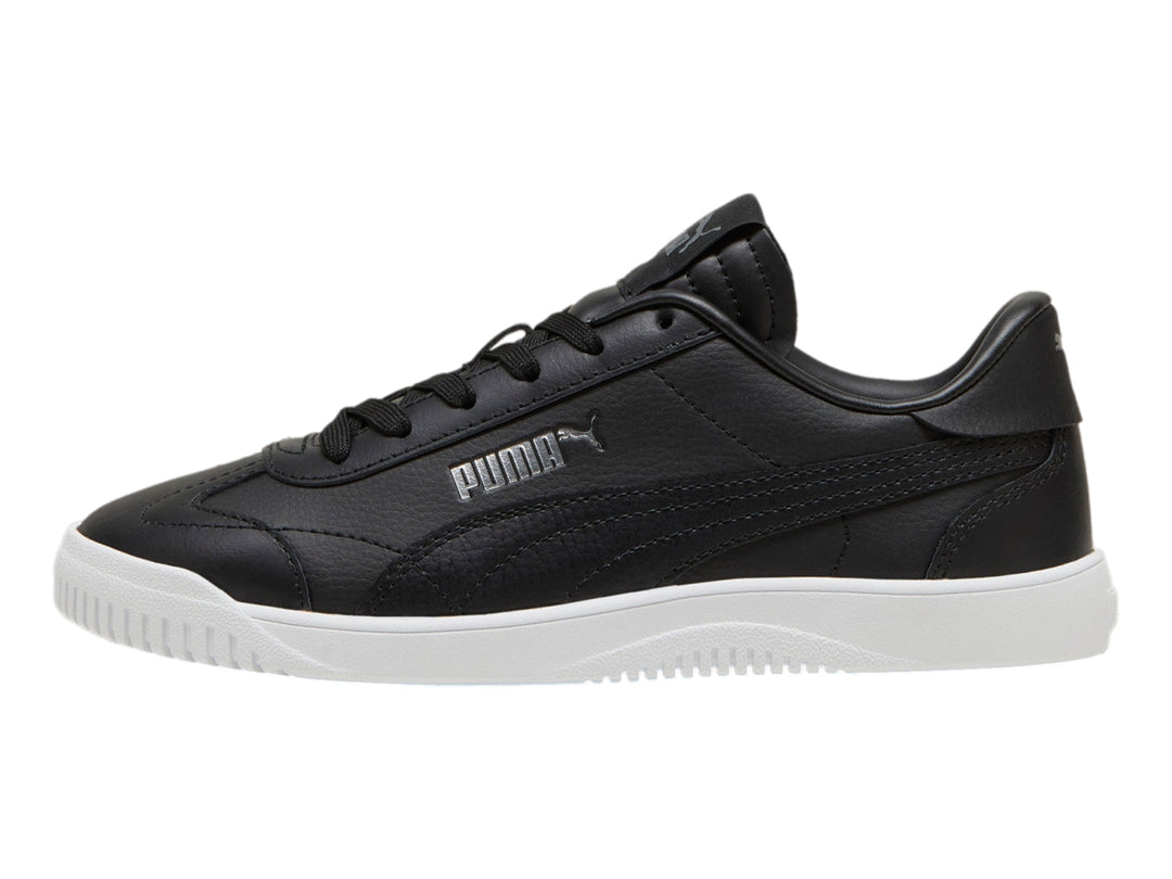 Tenis PUMA Club 5v5 JR en color negro con suela blanca para niño.
