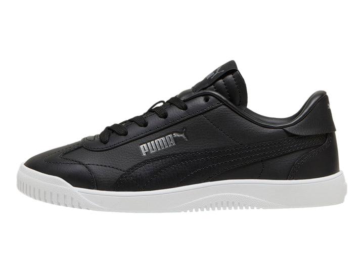 Tenis PUMA Club 5v5 JR en color negro con suela blanca para niño.