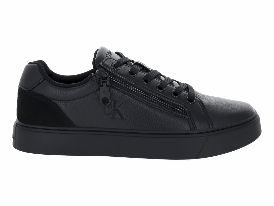 Tenis negros de cuero Calvin Klein con cordones y cierre lateral.