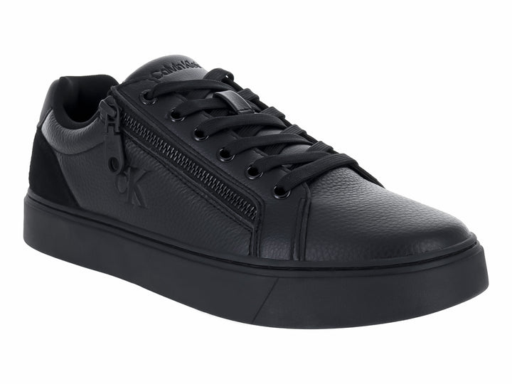 Tenis negros de cuero Calvin Klein con cordones y cierre lateral.