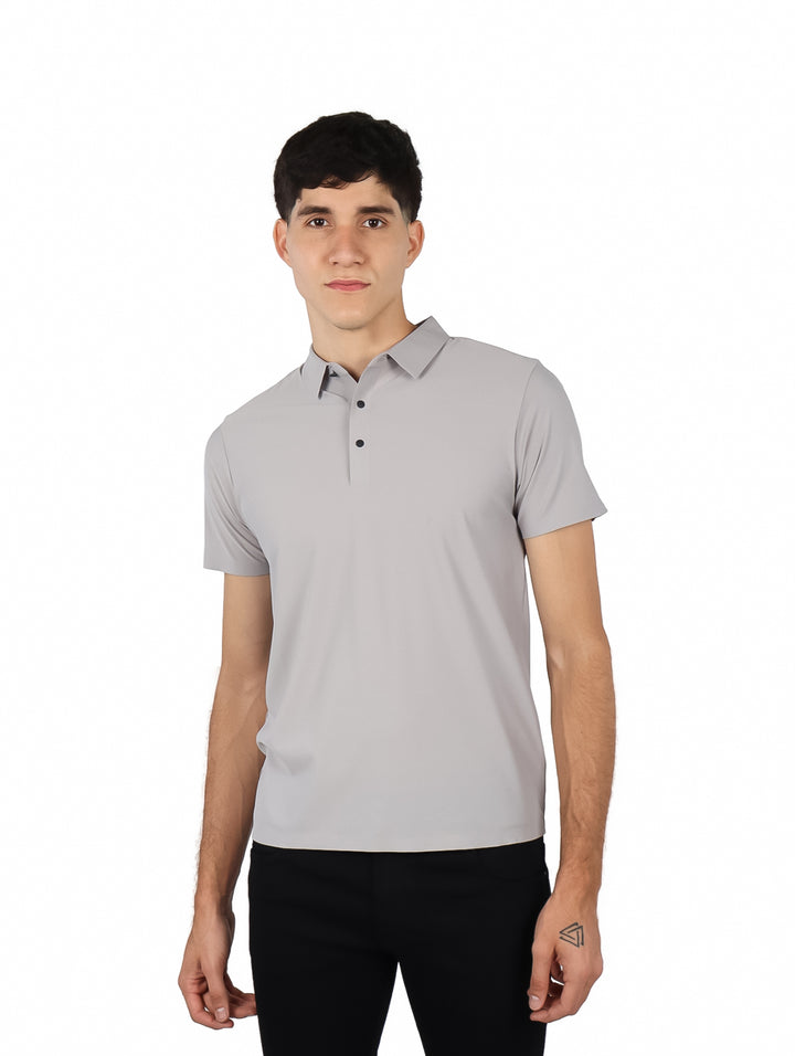 Hombre vistiendo una playera polo de color gris con cuello y manga corta.