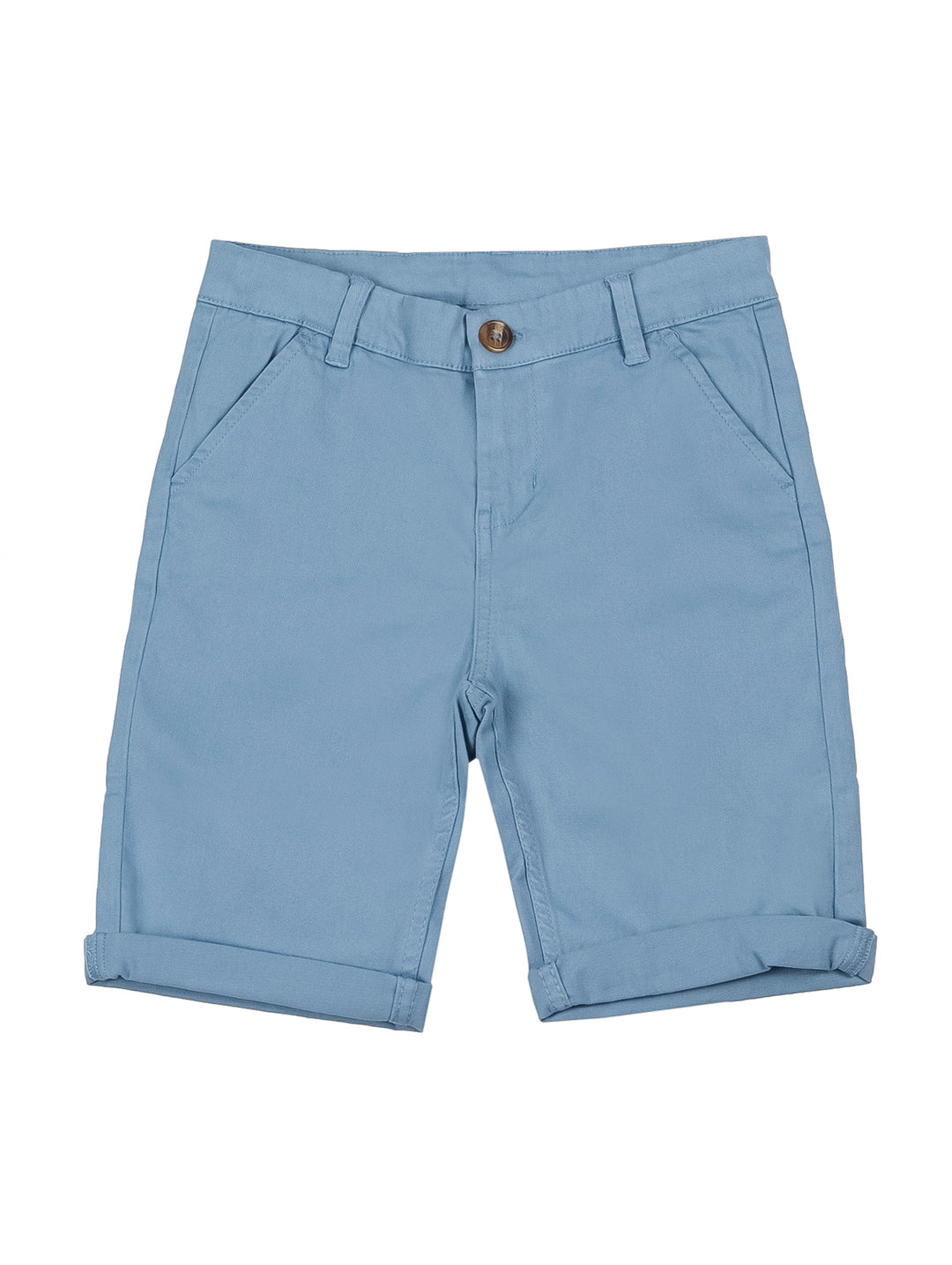 Shorts de color azul claro para niño con botón frontal y bolsillos laterales.