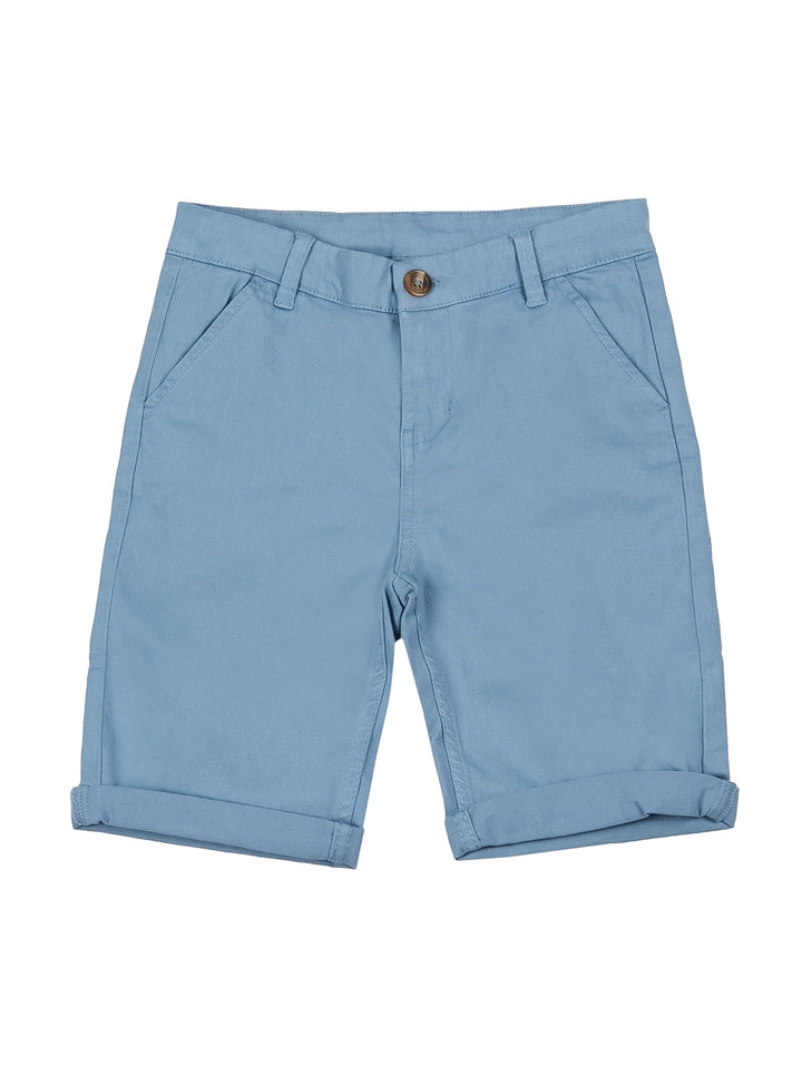 Shorts de color azul claro para niño con botón frontal y bolsillos laterales.