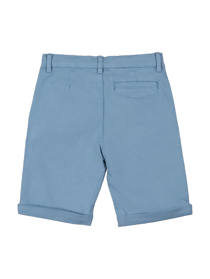 Shorts de color azul claro para niño con botón frontal y bolsillos laterales.