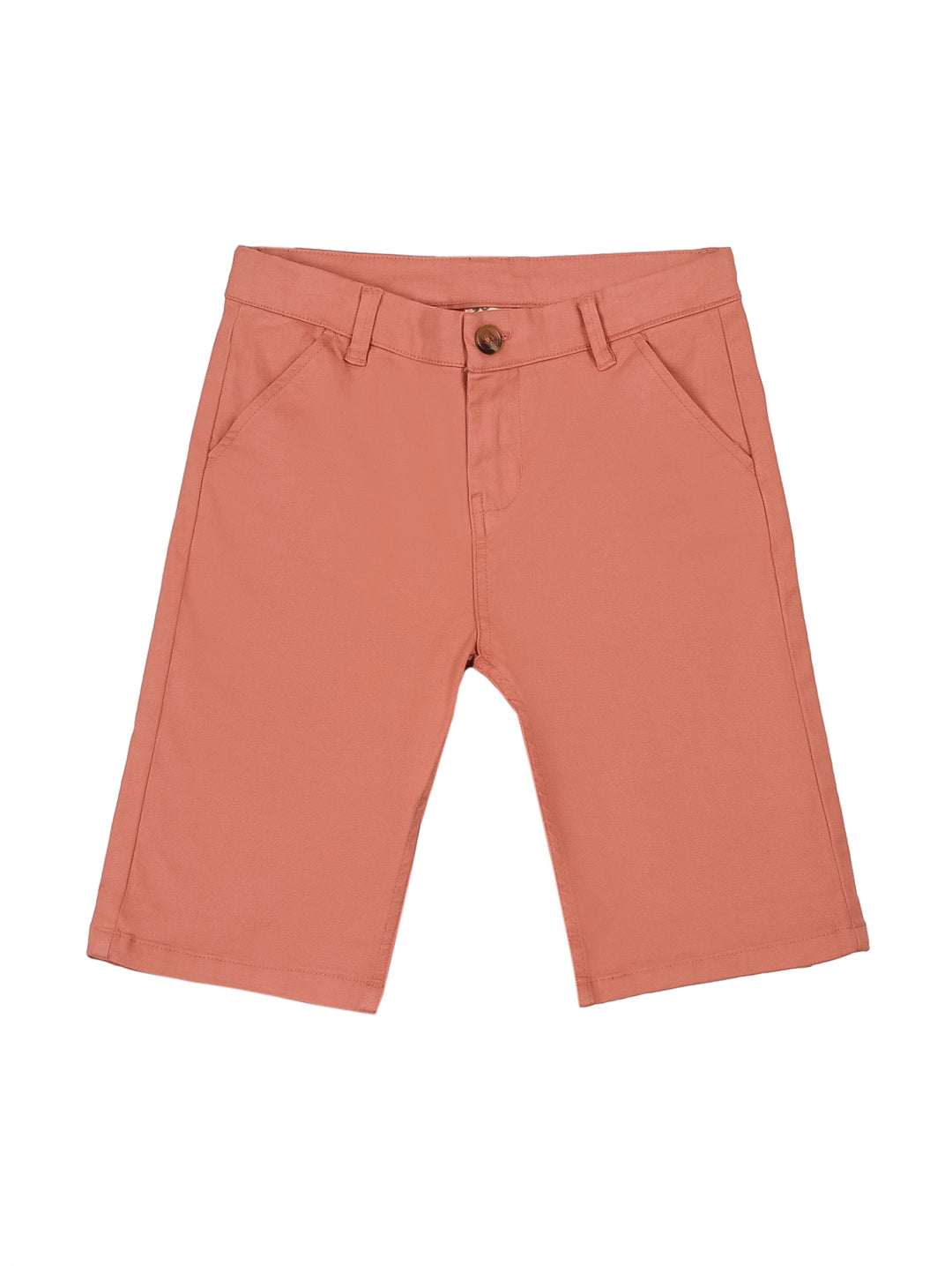 Short de tela color naranja claro para niño con bolsillos laterales y cierre de botón.