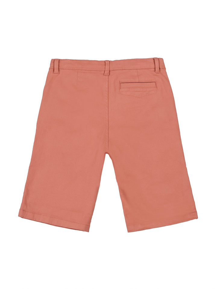 Short de tela color naranja claro para niño con bolsillos laterales y cierre de botón.