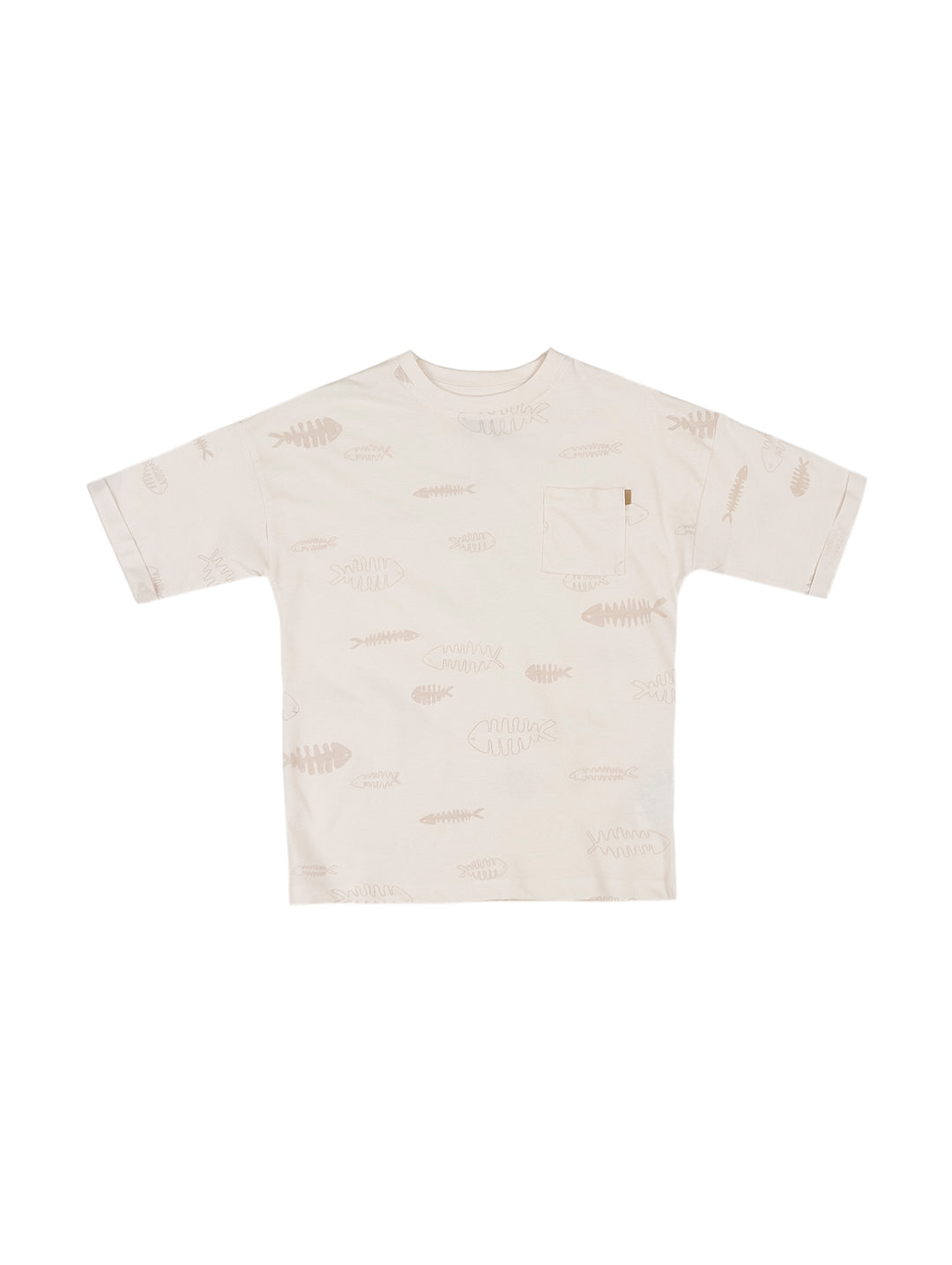 Playera beige claro para niño con estampado de esqueletos de peces y un pequeño bolsillo en el pecho.