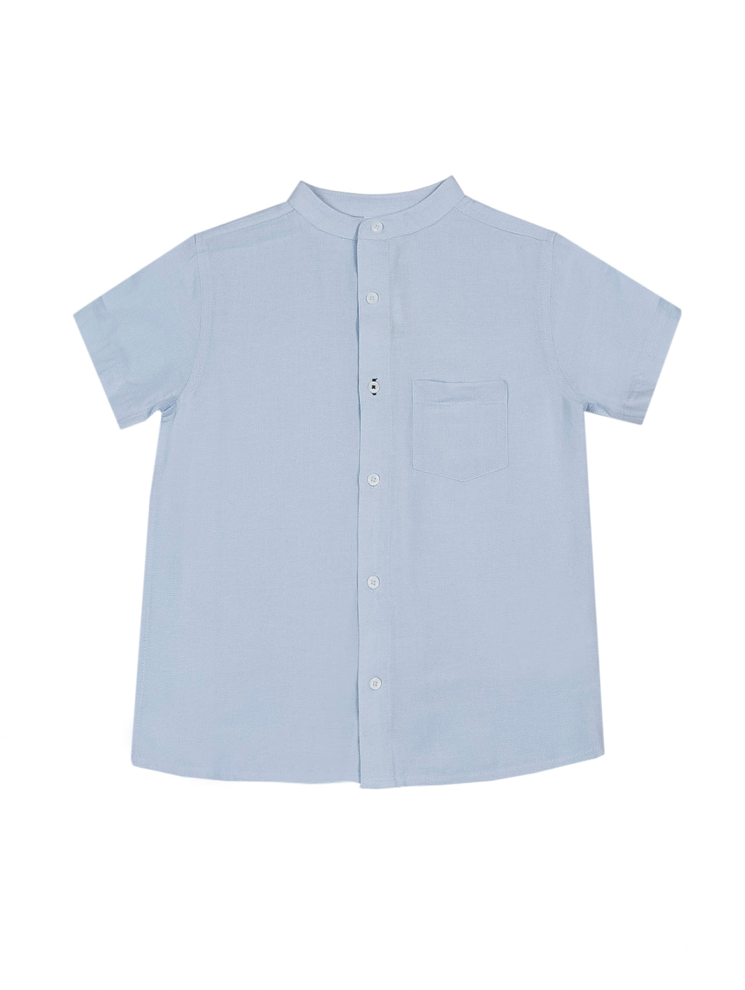Camisa de lino color azul claro para niño, manga corta con cuello mao y un bolsillo en el pecho.