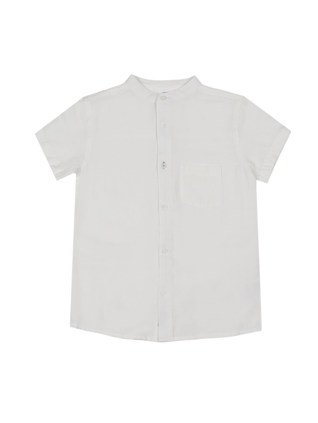 Camisa de lino color blanco para niño, manga corta con cuello mao y un bolsillo en el pecho.