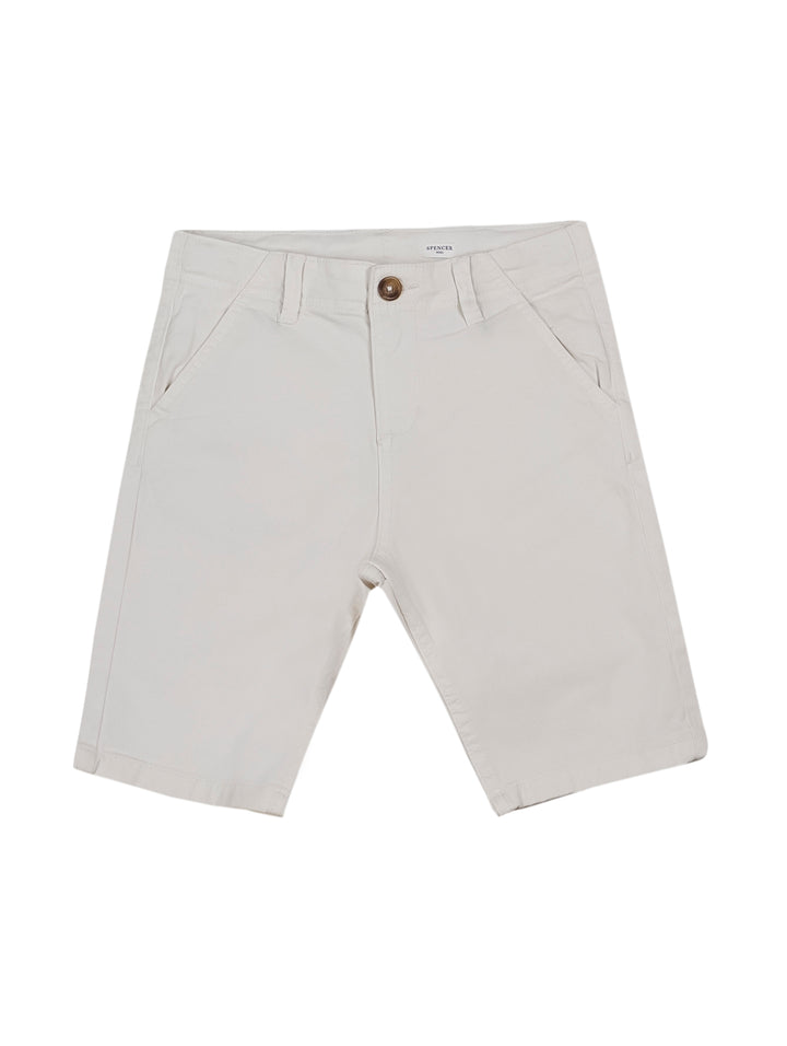 Shorts para niño en color beige claro con bolsillos laterales y cierre de botón.