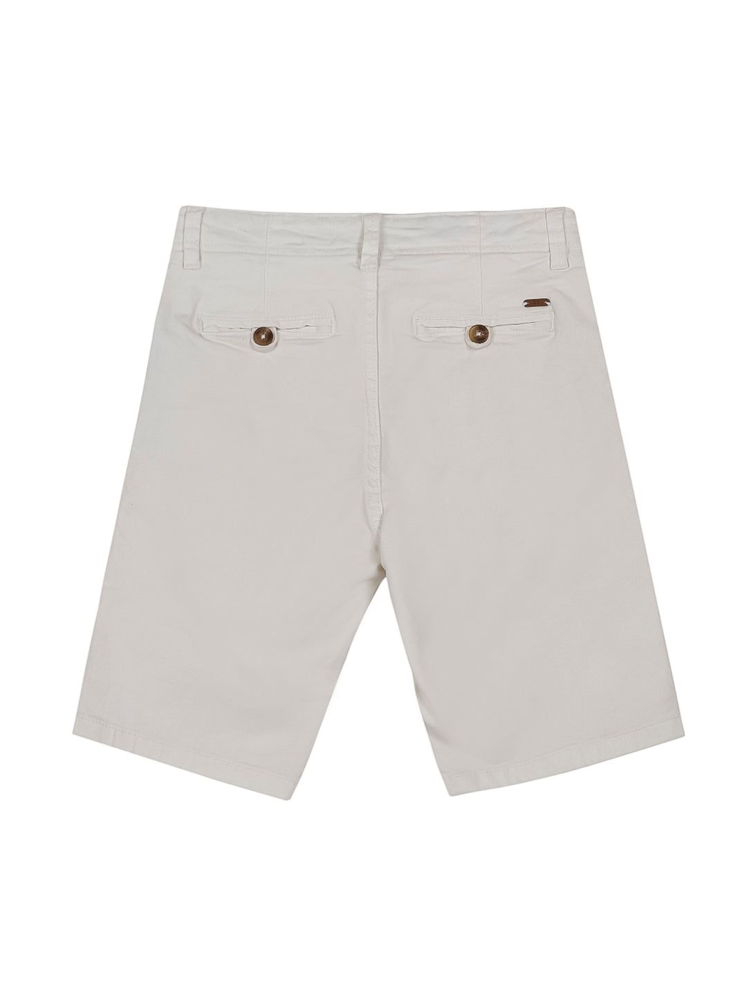 Shorts para niño en color beige claro con bolsillos laterales y cierre de botón.