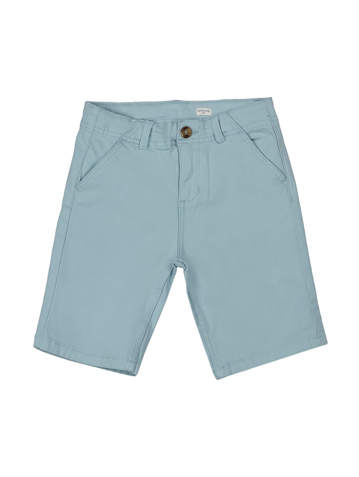 Shorts para niño de color azul claro con bolsillos laterales y botón frontal.