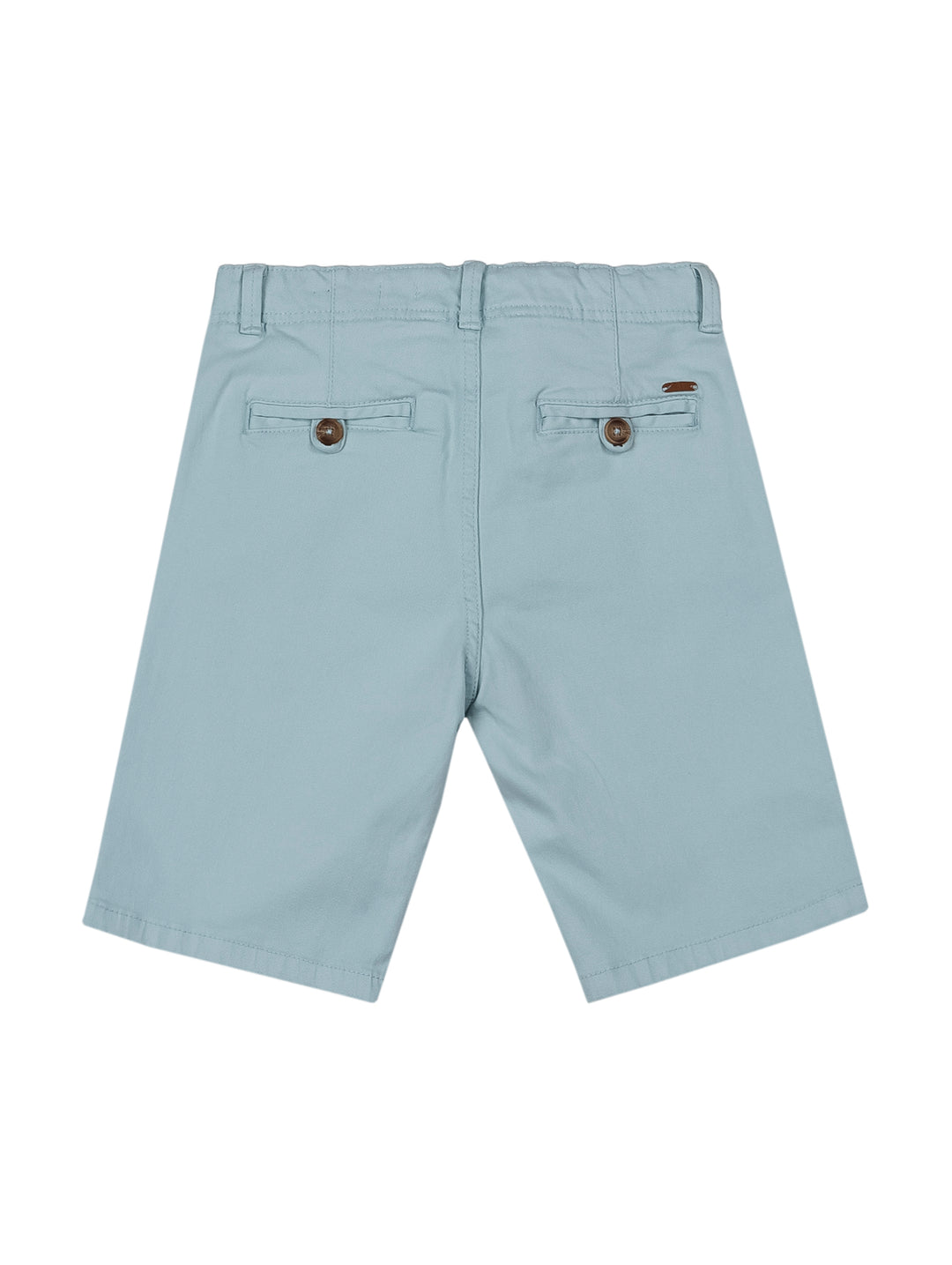 Shorts para niño de color azul claro con bolsillos laterales y botón frontal.