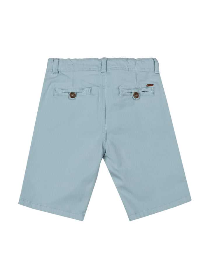 Shorts para niño de color azul claro con bolsillos laterales y botón frontal.