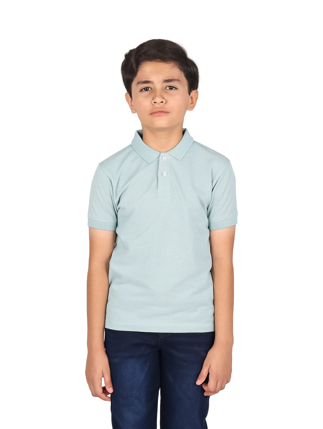 Niño vistiendo una playera polo de color azul claro y pantalones azul marino.