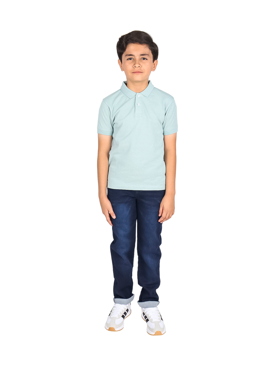 Niño vistiendo una playera polo de color azul claro y pantalones azul marino.