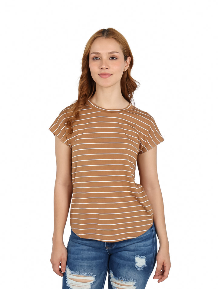Mujer vistiendo blusa marrón con rayas blancas horizontales y cuello redondo.