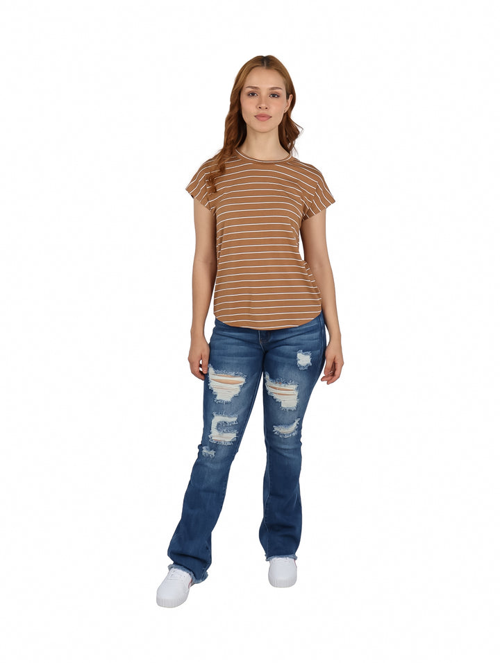 Mujer vistiendo blusa marrón con rayas blancas horizontales y cuello redondo.