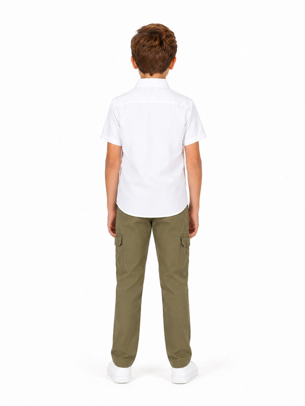 Ni�o modelando una camisa blanca de manga corta con bolsillos y pantalones cargo color verde oliva.
