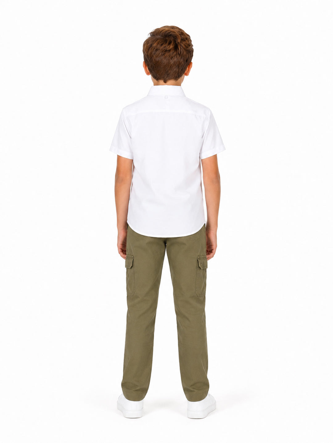 Ni�o modelando una camisa blanca de manga corta con bolsillos y pantalones cargo color verde oliva.