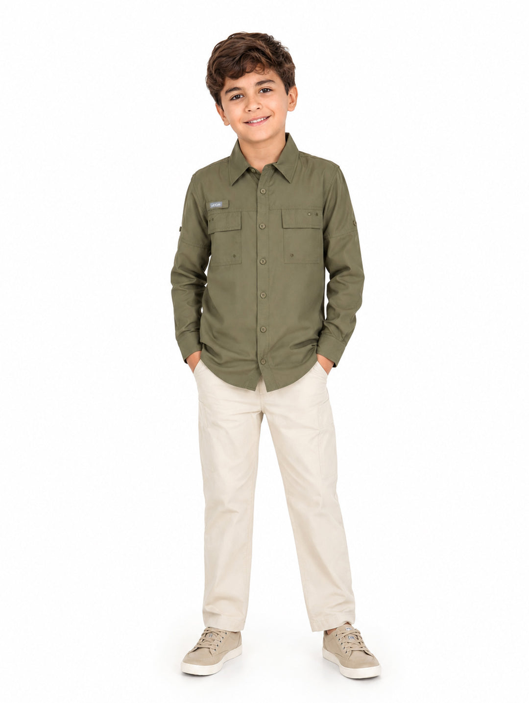 Niño vistiendo camisa de manga larga color verde militar y pantalones beige sobre fondo blanco.