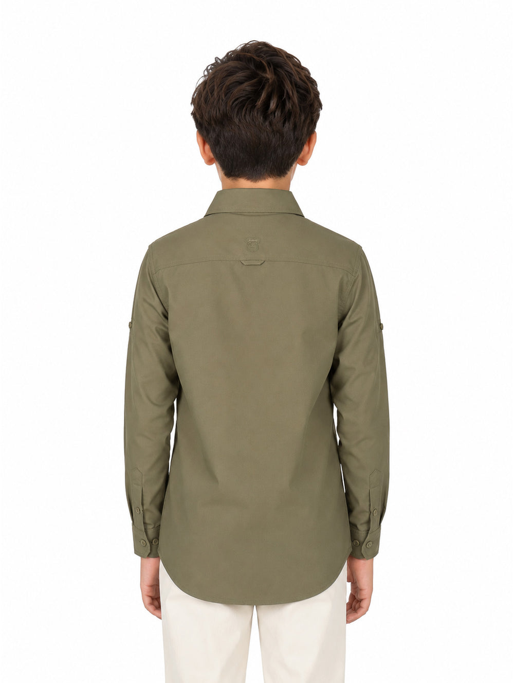 Niño vistiendo camisa de manga larga color verde militar y pantalones beige sobre fondo blanco.