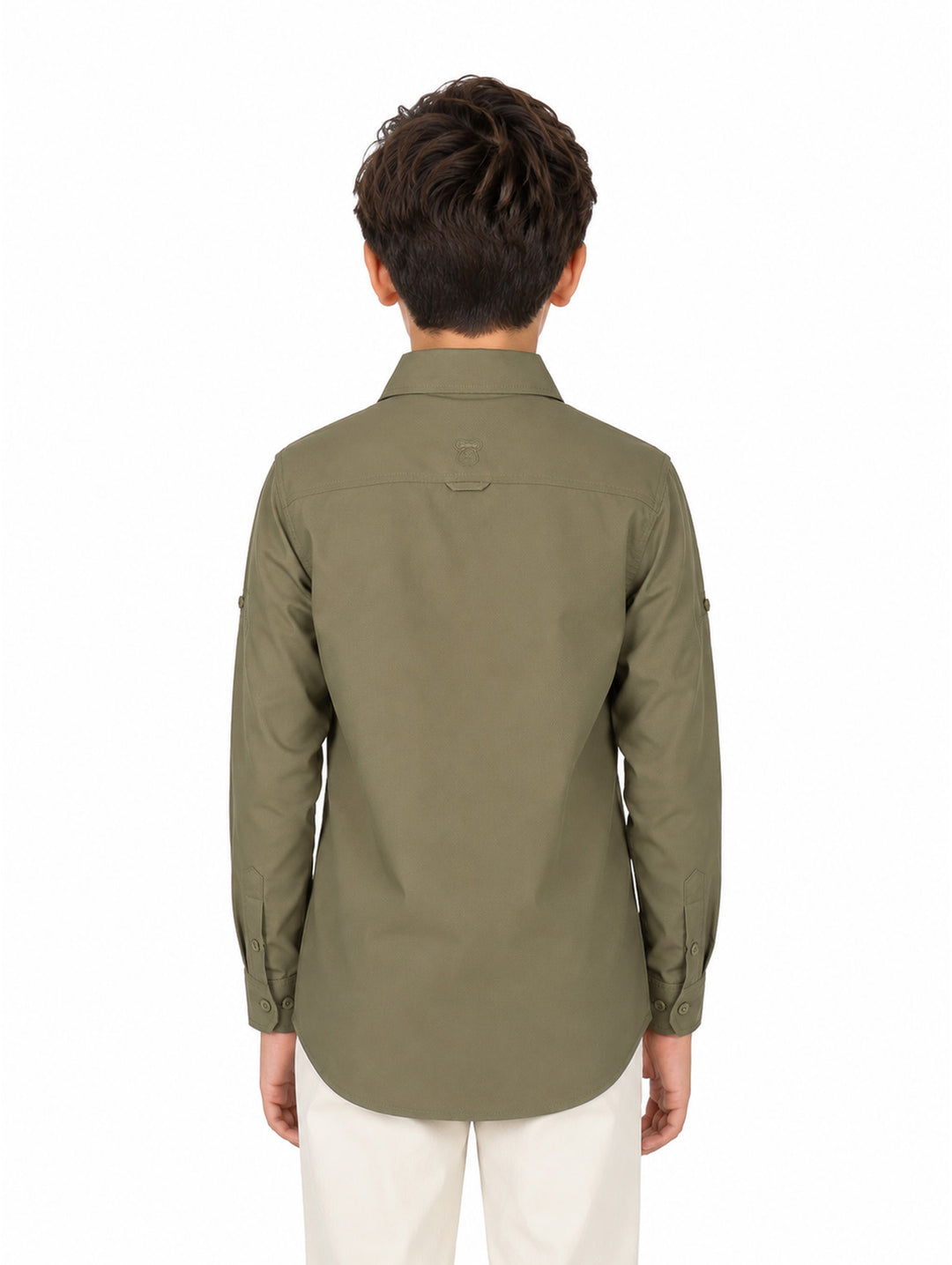 Ni�o vistiendo camisa de manga larga color verde militar y pantalones beige sobre fondo blanco.