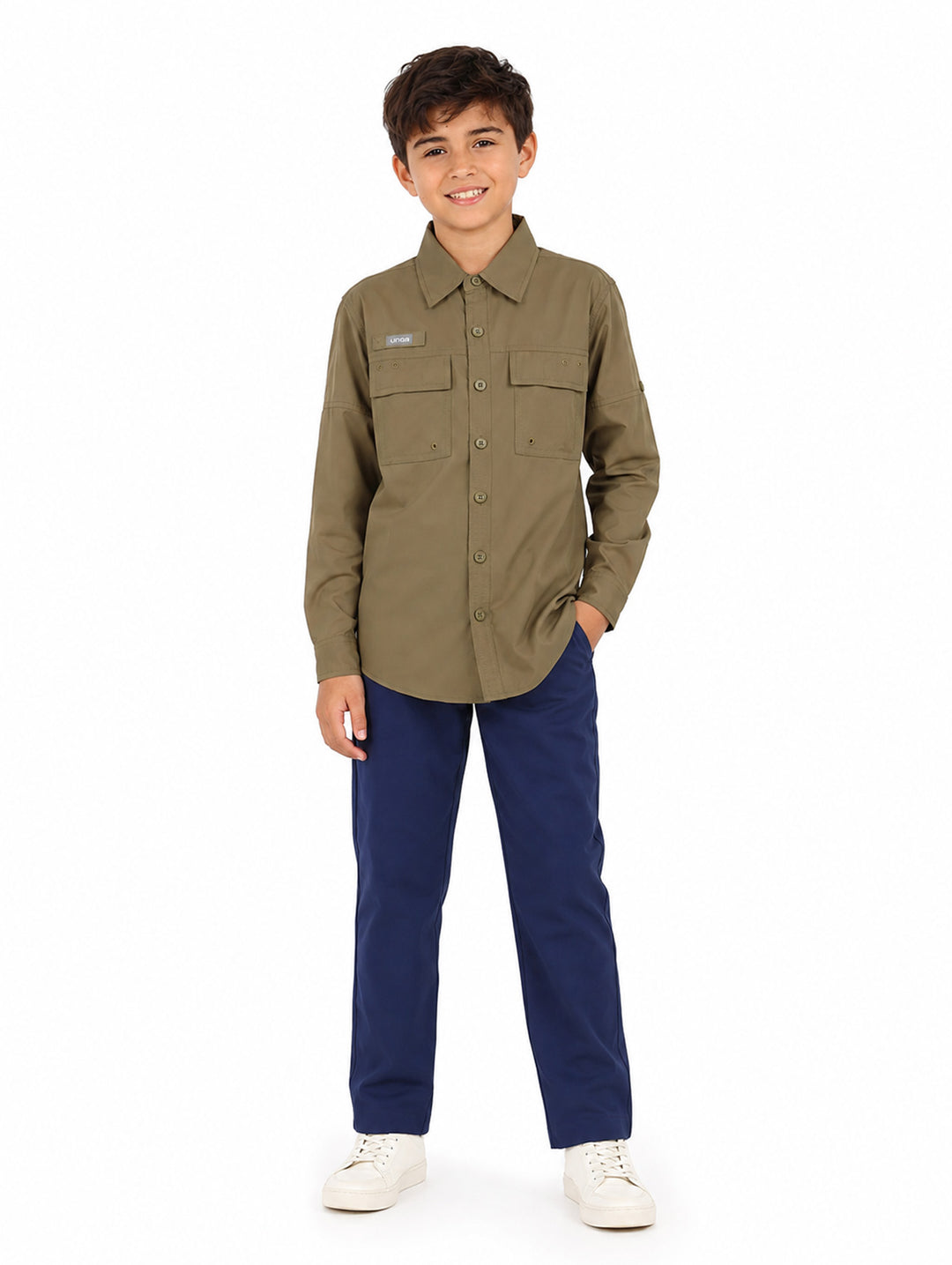 Niño vistiendo una camisa de manga larga color verde militar con dos bolsillos frontales y cuello.