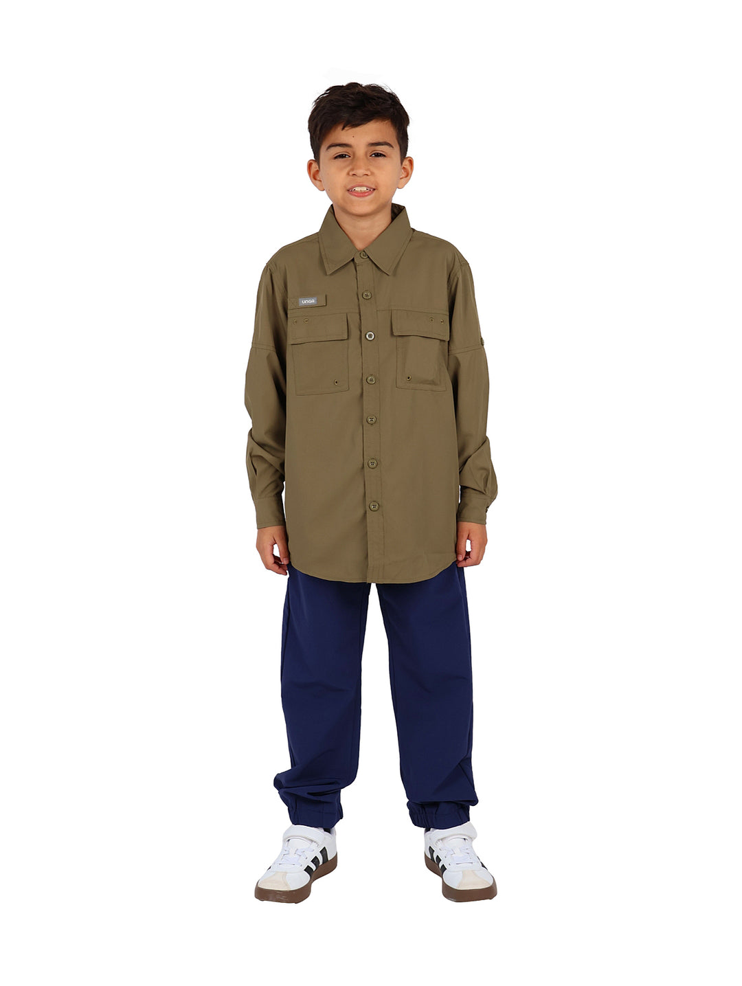 Niño vistiendo una camisa de manga larga color verde militar con dos bolsillos frontales y cuello.