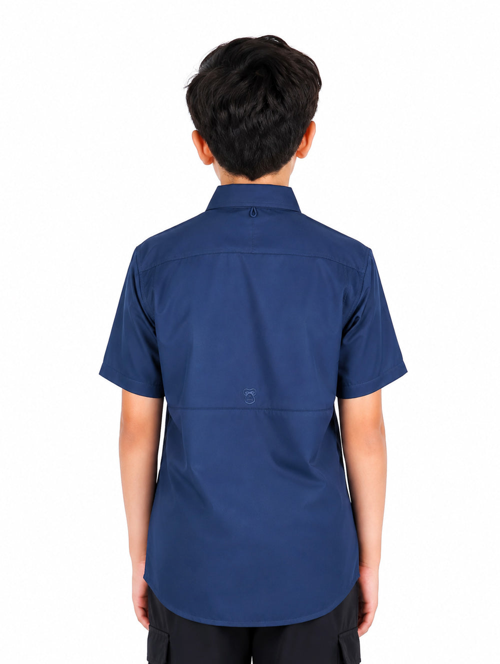 Niño vistiendo una camisa outdoor de manga corta en color azul marino con bolsillos frontales y cuello.