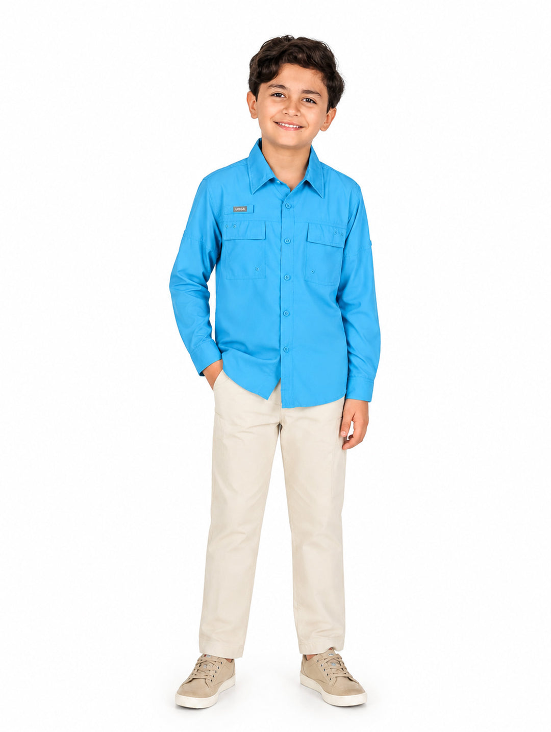 Niño vistiendo una camisa outdoor de color azul echo blue con manga larga y bolsillos frontales.