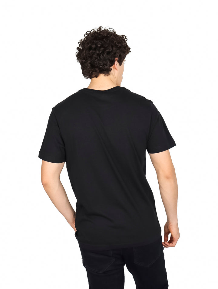 Hombre vistiendo una camiseta negra de manga corta con un bolsillo pequeño en el pecho.