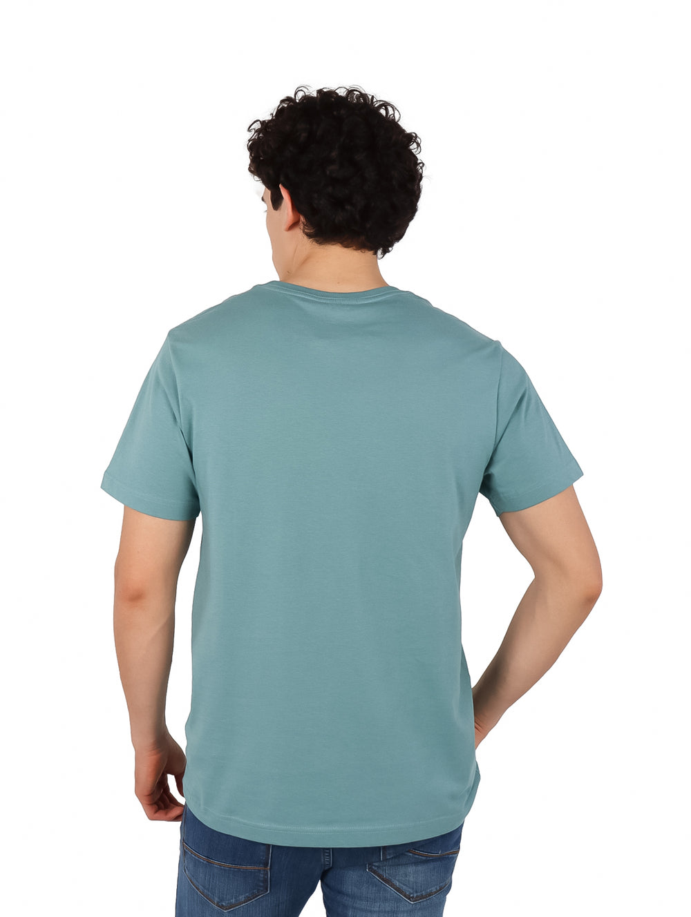 Hombre vistiendo camiseta de manga corta color verde azulado con logo de Hurley en el pecho.