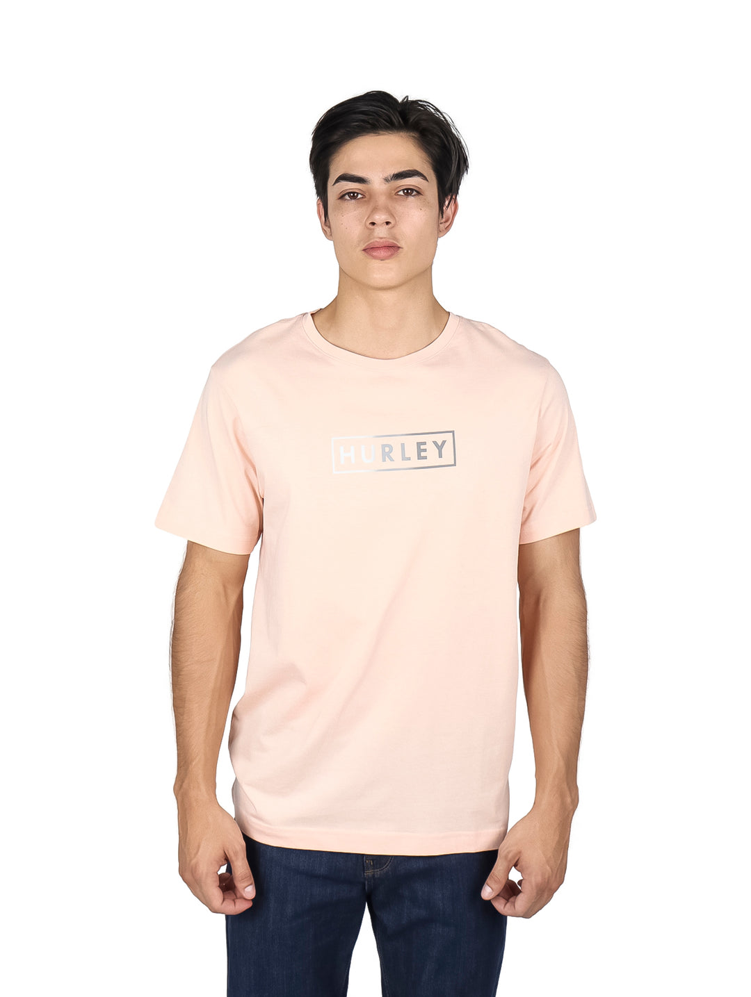 Hombre usando camiseta de manga corta color rosa claro con logo frontal de Hurley.