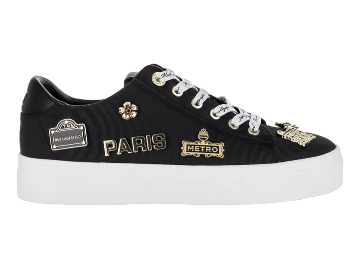 Tenis negros Karl Lagerfeld con suela blanca y pines decorativos dorados con texto Paris y Metro.