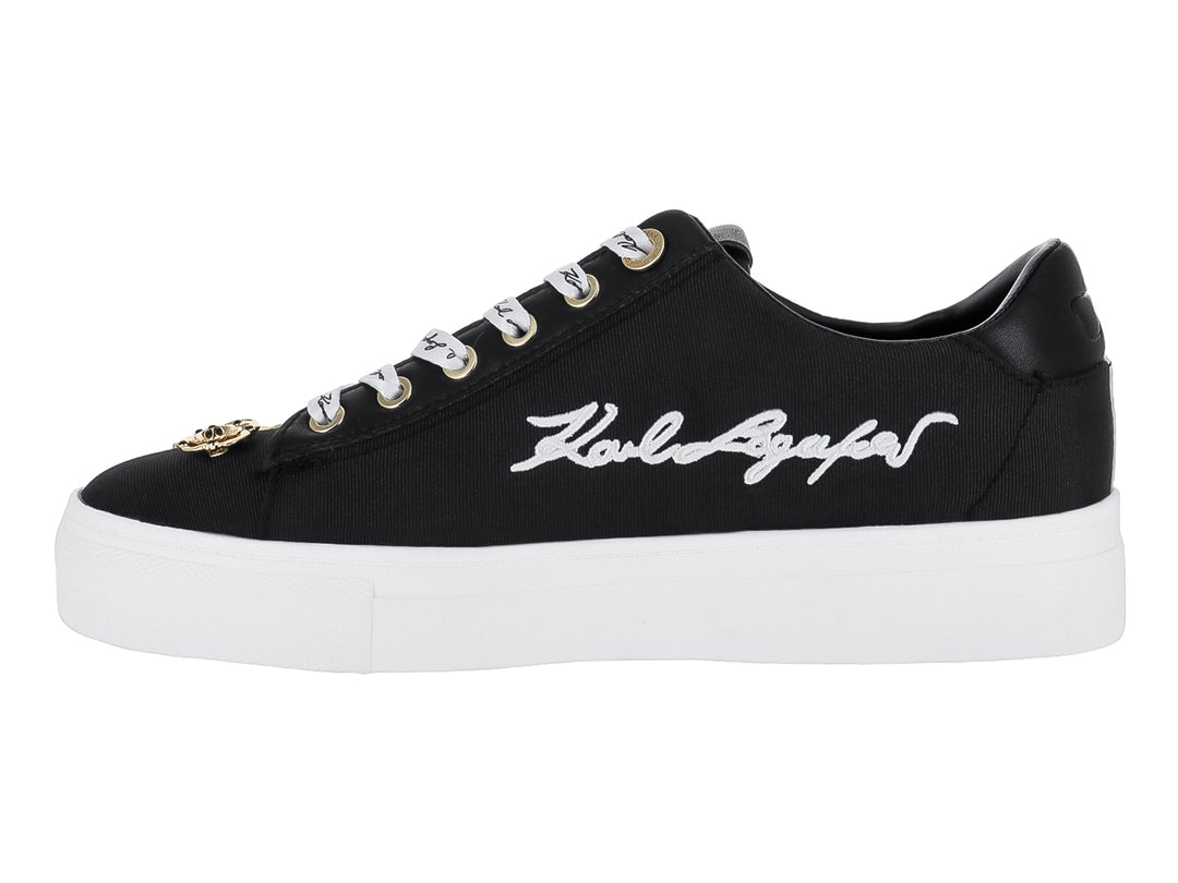 Tenis negros Karl Lagerfeld con suela blanca y pines decorativos dorados con texto Paris y Metro.
