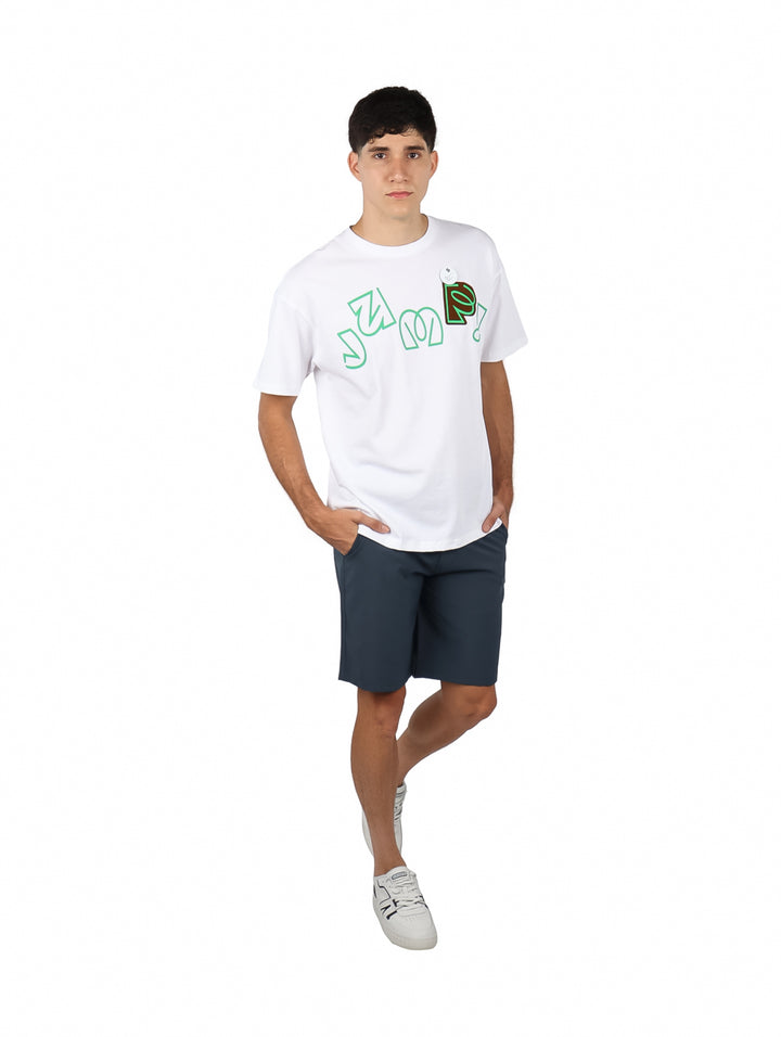 Hombre vistiendo shorts Hurley color gris oscuro Iron Ore con camiseta y tenis blancos.